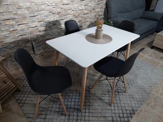 Mesa blanca con 4 sillas negras