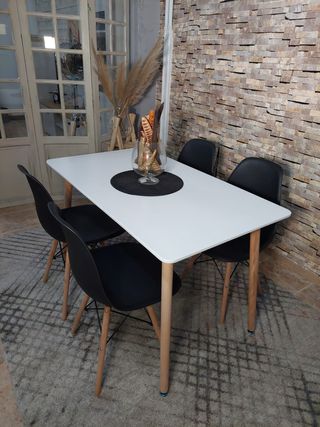 Mesa blanca con 4 sillas negras