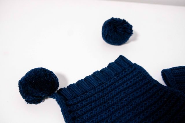 Gorro y bufanda azul con pompones