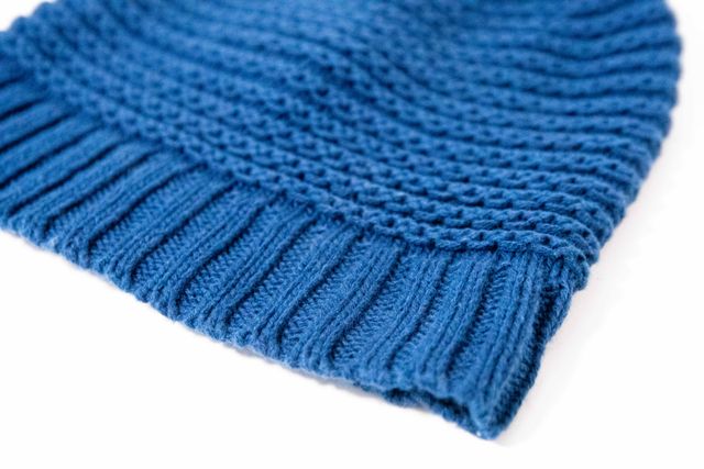 Gorro y bufanda azul con pompones