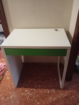 Escritorio infantil blanco y verde