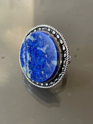 Grande anello etnico con pietra naturale blu