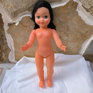 Muñeca de plástico antigua para vestir con traje 