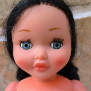 Muñeca de plástico antigua para vestir con traje 