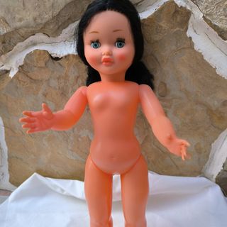 Muñeca de plástico antigua para vestir con traje 