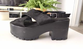 Sandalias negras plataforma cruzadas