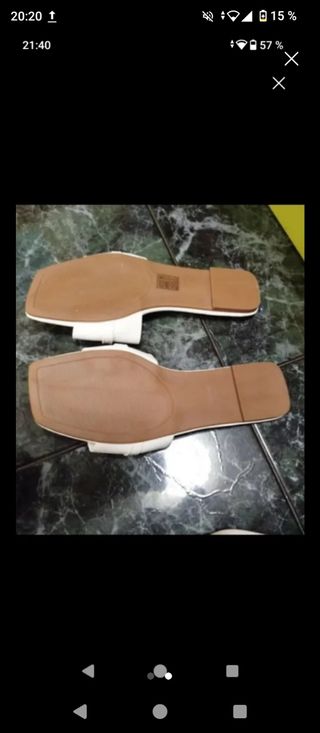 Sandalias blancas con cadena dorada