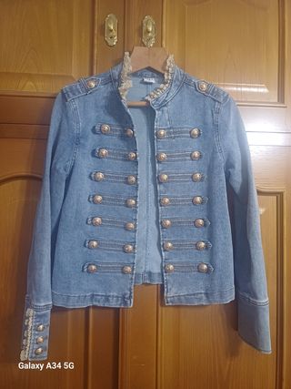 Chaqueta vaquera elástica con botones dorados