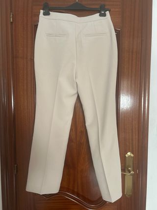 Pantalones casuales beige con cinturón