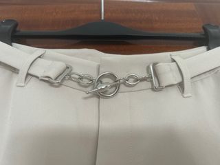 Pantalones casuales beige con cinturón