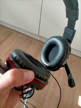 Cascos gaming negros y rojos