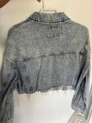 Chaqueta vaquera Bershka desgastada