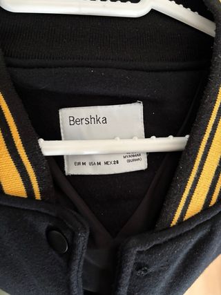 Chaqueta Beisbolera Bershka Negra y Amarilla