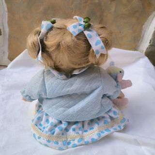 Muñeca de porcelana musical con movimiento