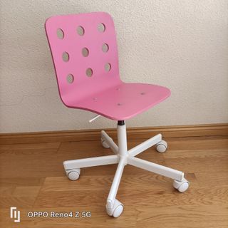 Silla giratoria infantil de madera.