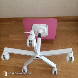 Silla giratoria infantil de madera.