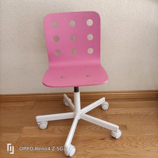 Silla giratoria infantil de madera.