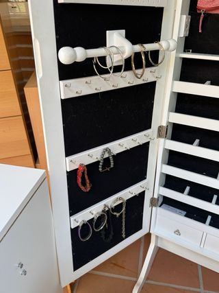 Joyero con pie blanco y detalles