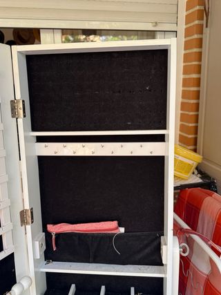 Joyero con pie blanco y detalles
