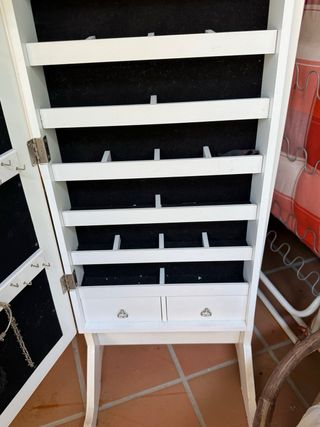 Joyero con pie blanco y detalles