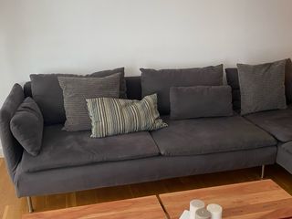 Sofá esquinero gris + puff