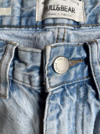 Pantalón corto roto vaquero.