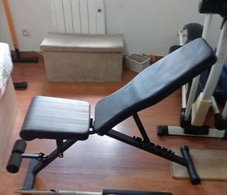 Banco de abdominales y pesas