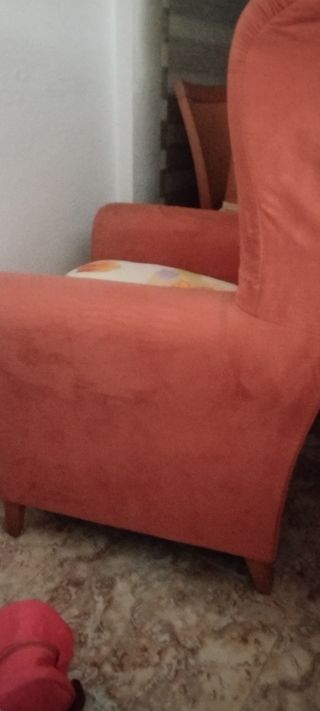 Dos sillones orejeros color calabaza