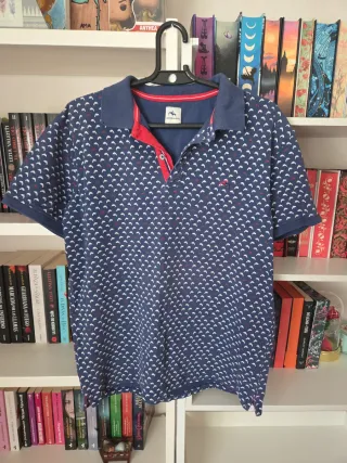 Polo Dos Galgos Estampado Azul y Rojo .