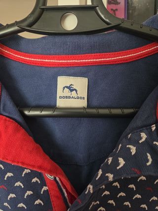 Polo Dos Galgos Estampado Azul y Rojo .