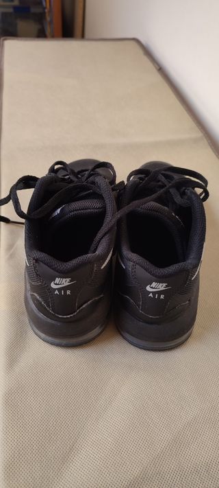 Tenis Nike Negros. Talla 34.