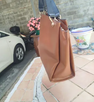 Bolso de hombro marrón y negro