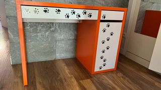 Escritorio infantil Ikea blanco y naranja