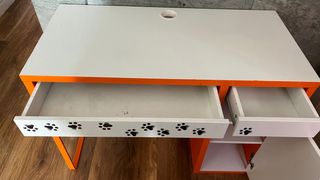 Escritorio infantil Ikea blanco y naranja
