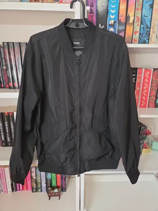 Chaqueta bomber Pull and Bear negra entretiempo