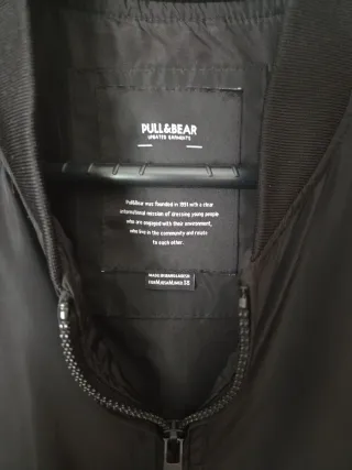 Chaqueta bomber Pull and Bear negra entretiempo