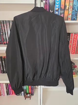 Chaqueta bomber Pull and Bear negra entretiempo