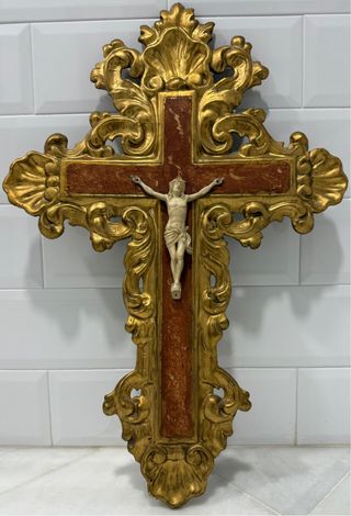 Cruz de madera dorada con figura de Cristo