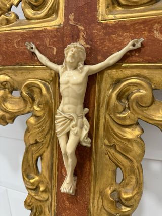 Cruz de madera dorada con figura de Cristo