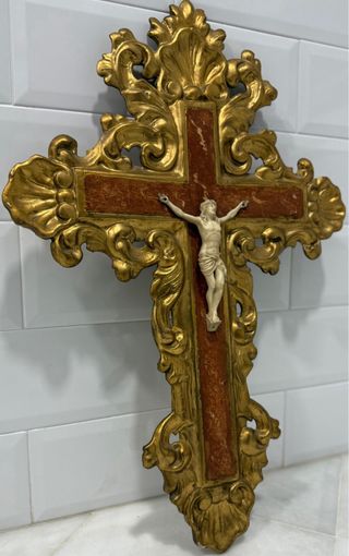 Cruz de madera dorada con figura de Cristo