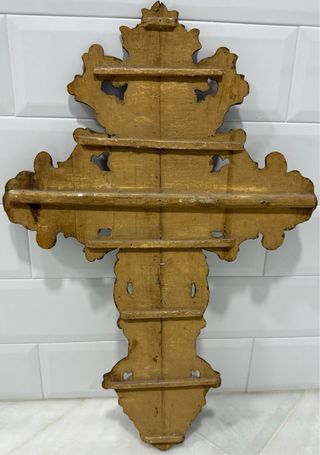 Cruz de madera dorada con figura de Cristo