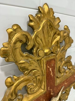 Cruz de madera dorada con figura de Cristo