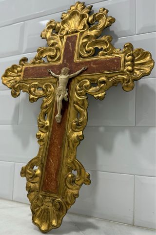 Cruz de madera dorada con figura de Cristo