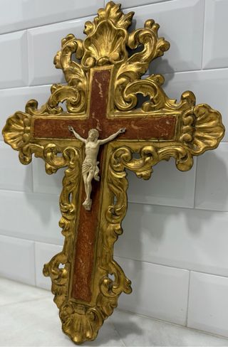 Cruz de madera dorada con figura de Cristo