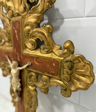 Cruz de madera dorada con figura de Cristo