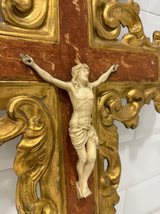 Cruz de madera dorada con figura de Cristo