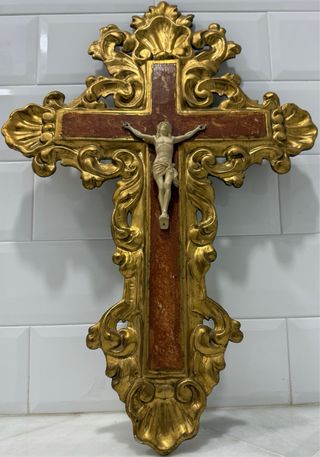 Cruz de madera dorada con figura de Cristo