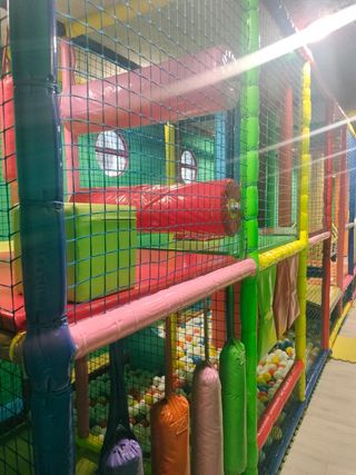 Parque de bolas con cama elástica
