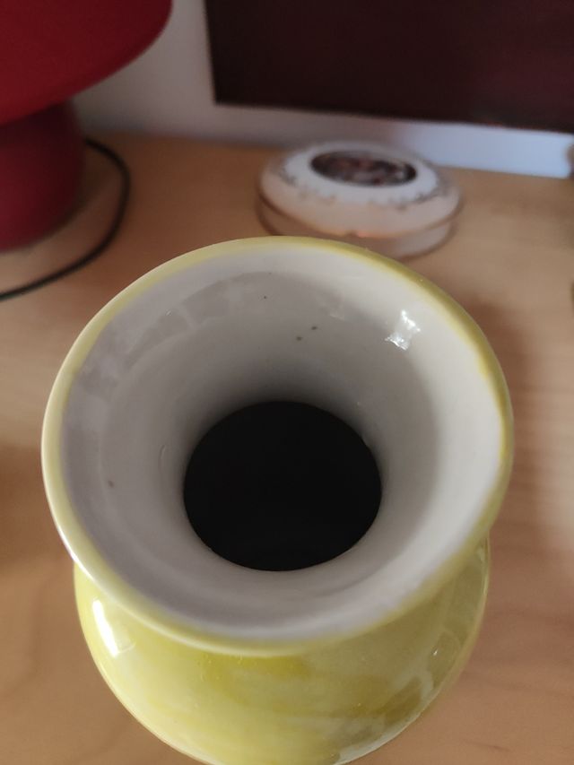 Vaso in ceramica decorato con limoni
