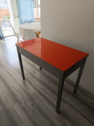 Mesa naranja y gris